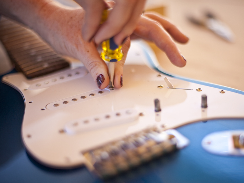 Paint a Glitter&nbsp;Guitar