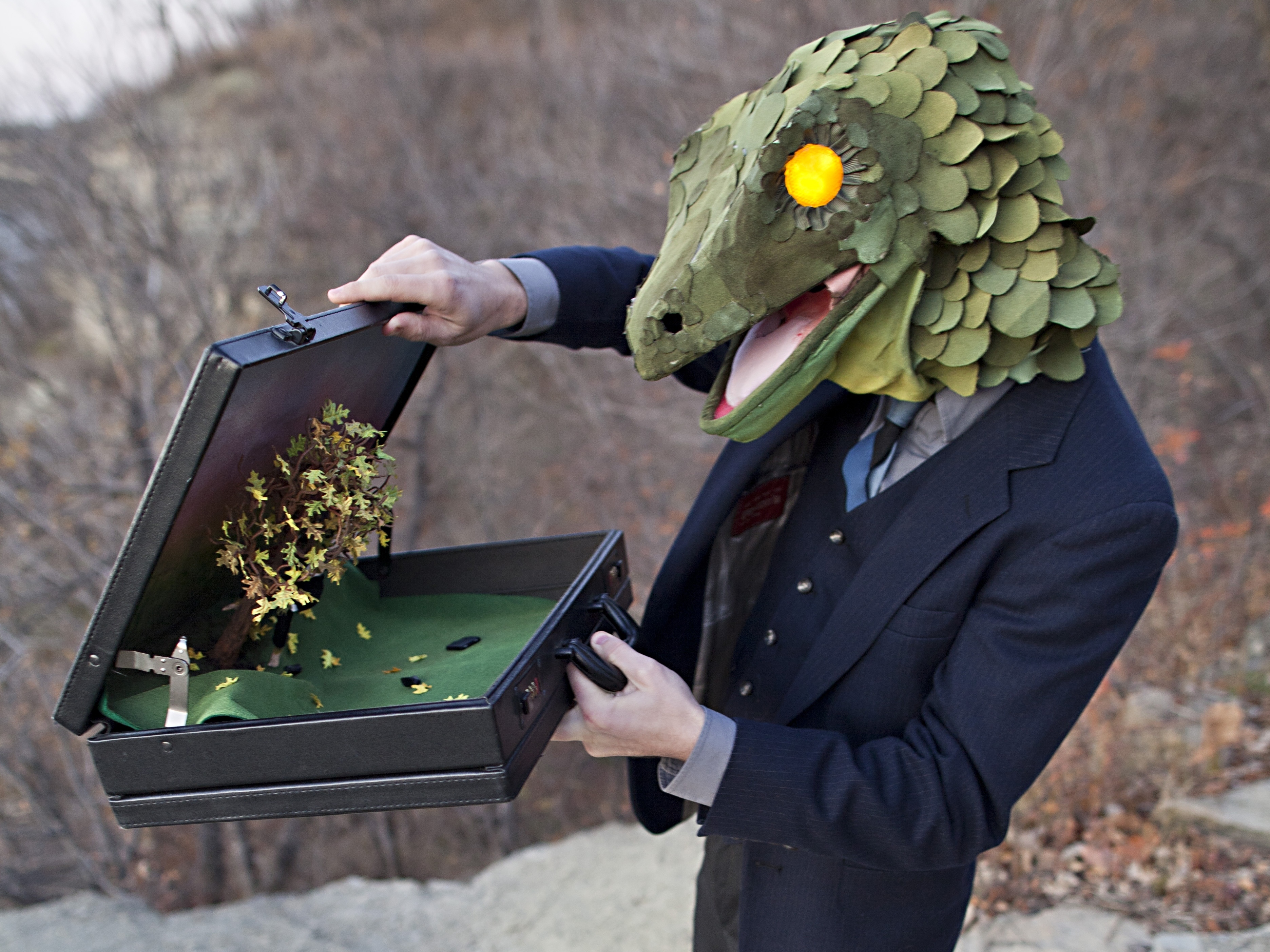 Business Lizard and Brief Case&nbsp;Diorama